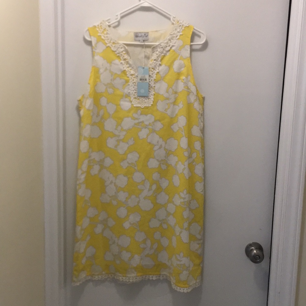 Yellow dress with lace detail -Large